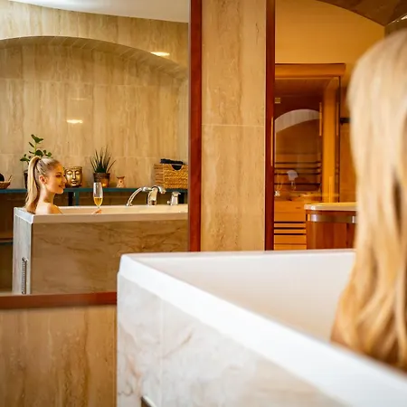 Castle & Wellness Konukevi 4*